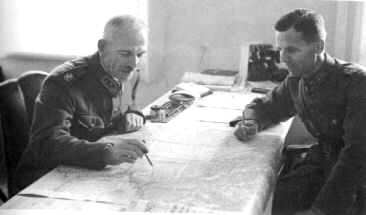 Kenraaliluutnantti Oesch ja eversti Nihtilä laativat hyökkäyssuunnitelmaa